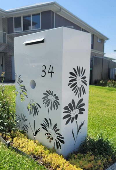 WF LB - Daisies Dulux Pearl White, Horsley RHS view Custom Metal Free standing Parcel Letterbox